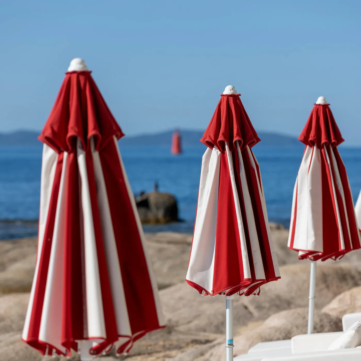 transats et parasols de la plage face à la mer