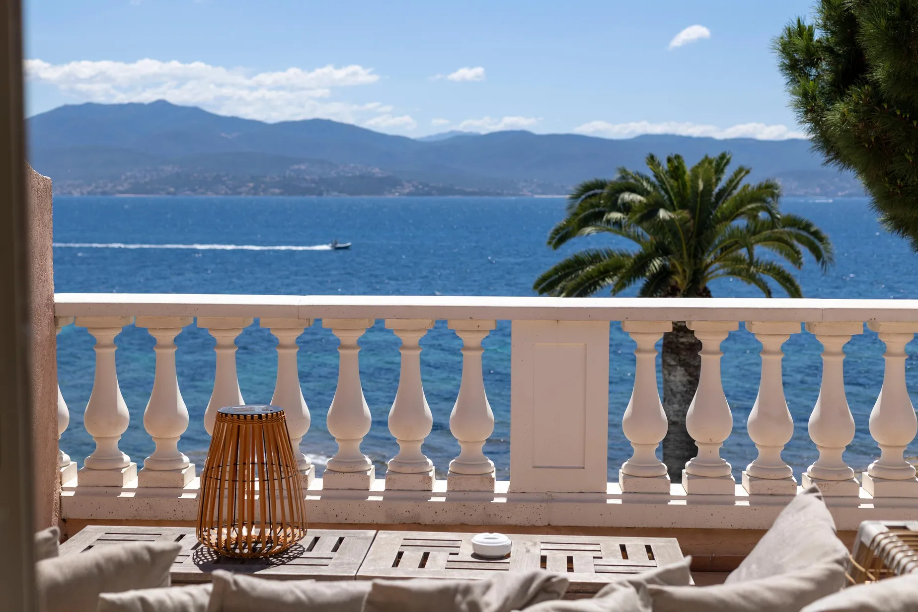 terrasse avec chaises et table basse vue mer