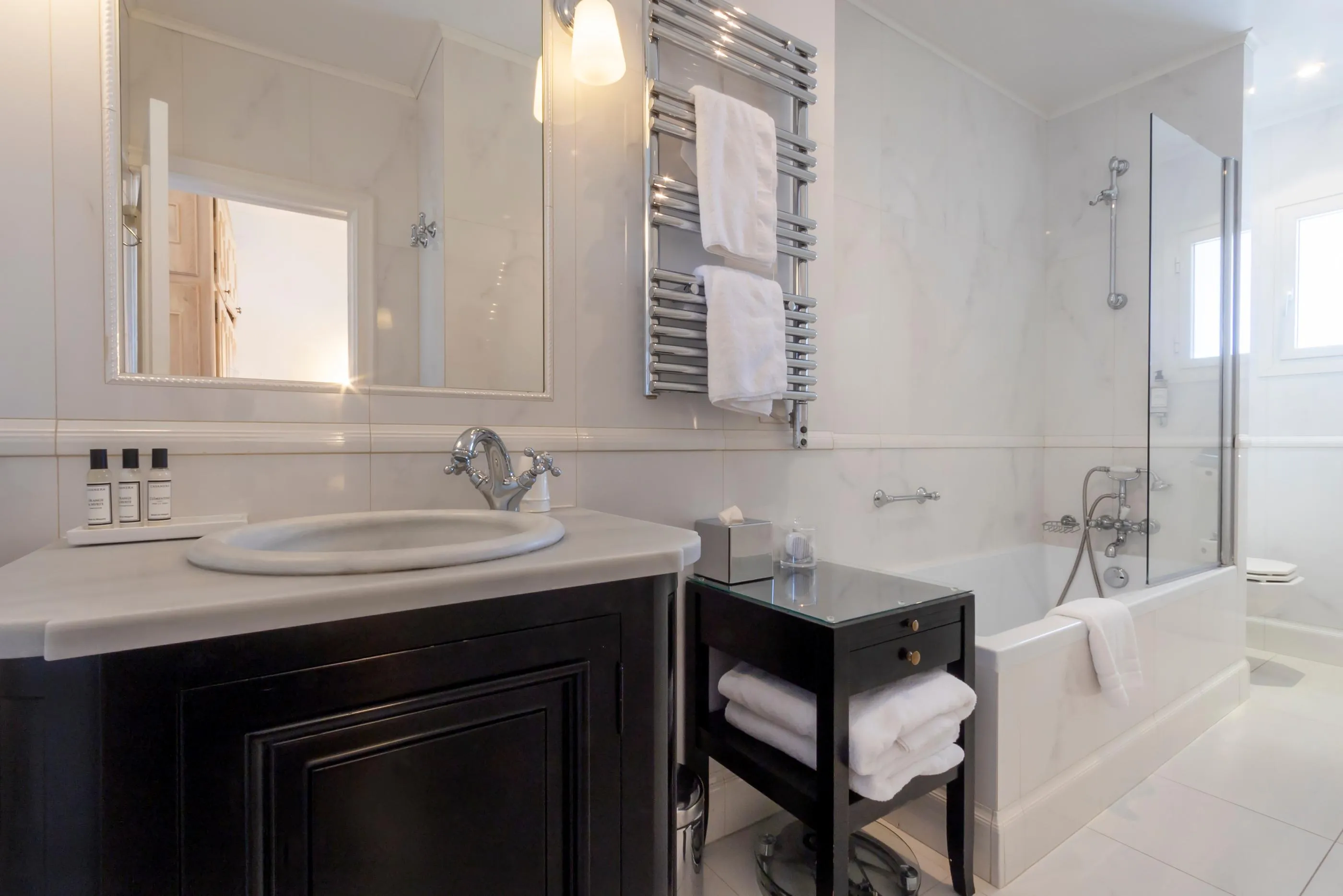 vasque et baignoire dans une salle de bain